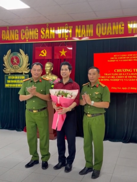 Ngọc Sơn tặng qu&agrave; cho c&aacute;c chiến sĩ c&ocirc;ng an c&oacute; ho&agrave;n cảnh kh&oacute; khăn- Ảnh 3.