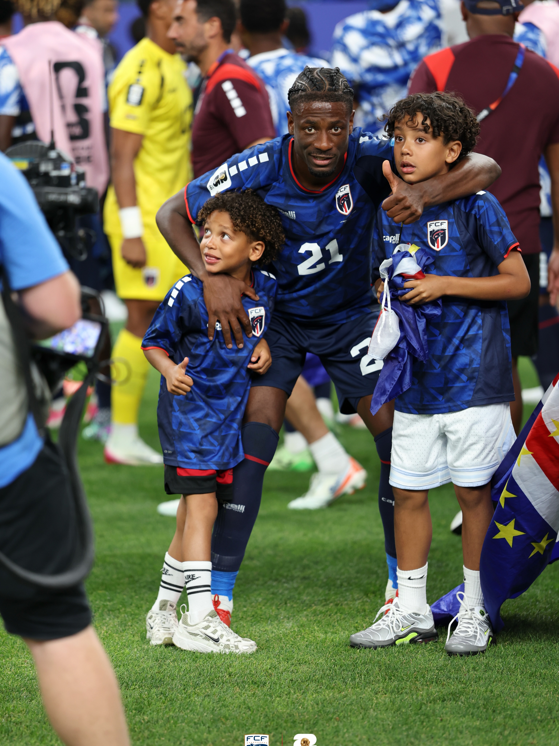 Danh t&iacute;nh của cậu b&eacute; Cape Verde rơi nước mắt khiến c&otilde;i mạng su&yacute;t mong Messi thua - Ảnh 3.