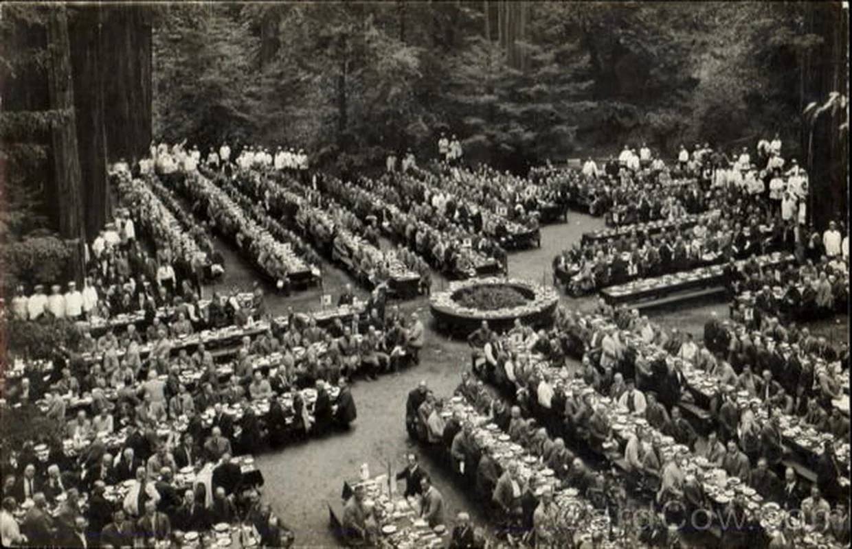 B&ecirc;n trong Bohemian Grove: Hội k&iacute;n 150 năm của giới tinh hoa Mỹ - Ảnh 4.