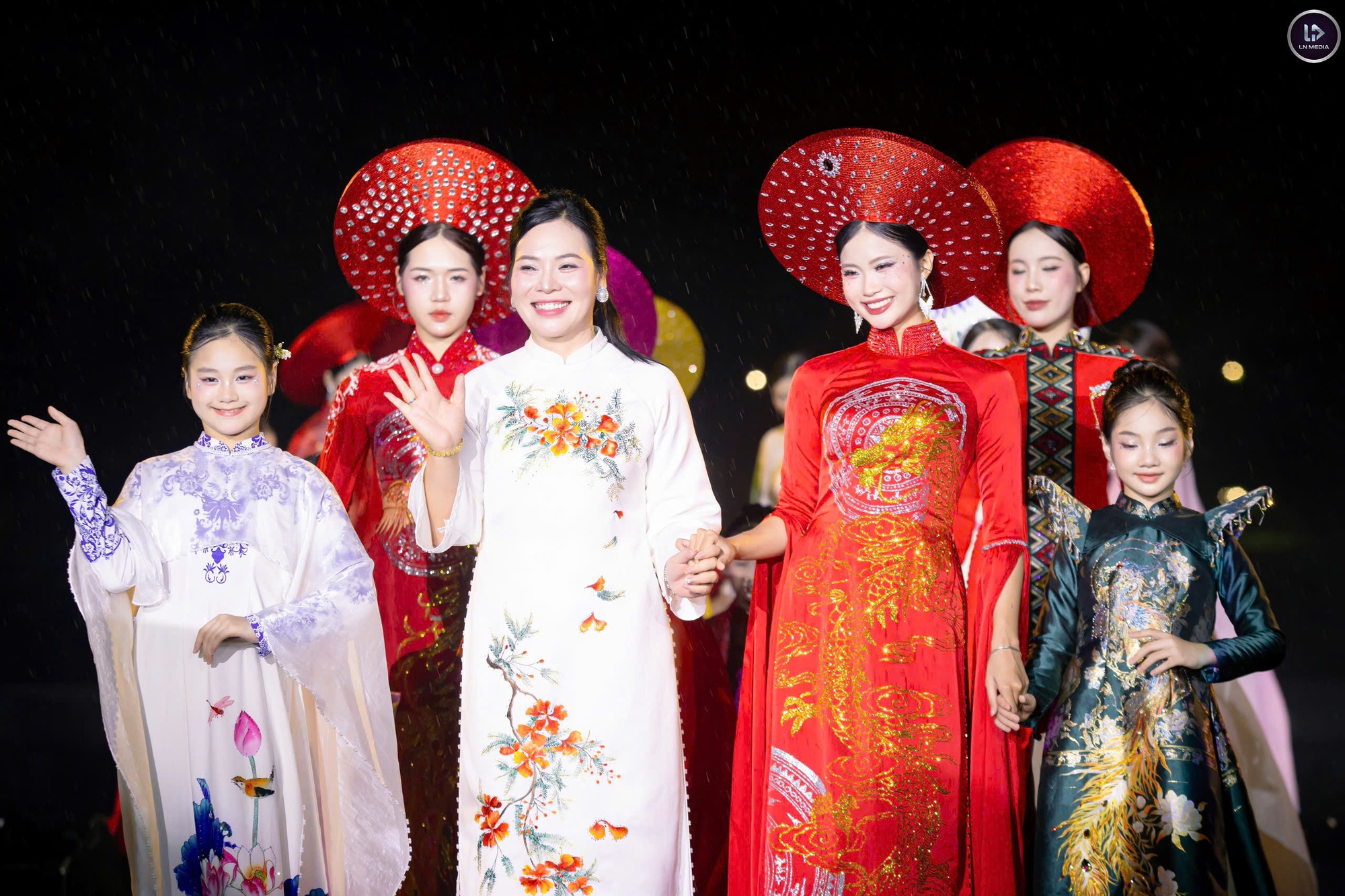 NTK Cao Thu Vân mang "Họa khúc di sản" đến Huế - Ảnh 2. NTK Cao Thu Vân mang "Họa khúc di sản" đến Huế - Ảnh 2.