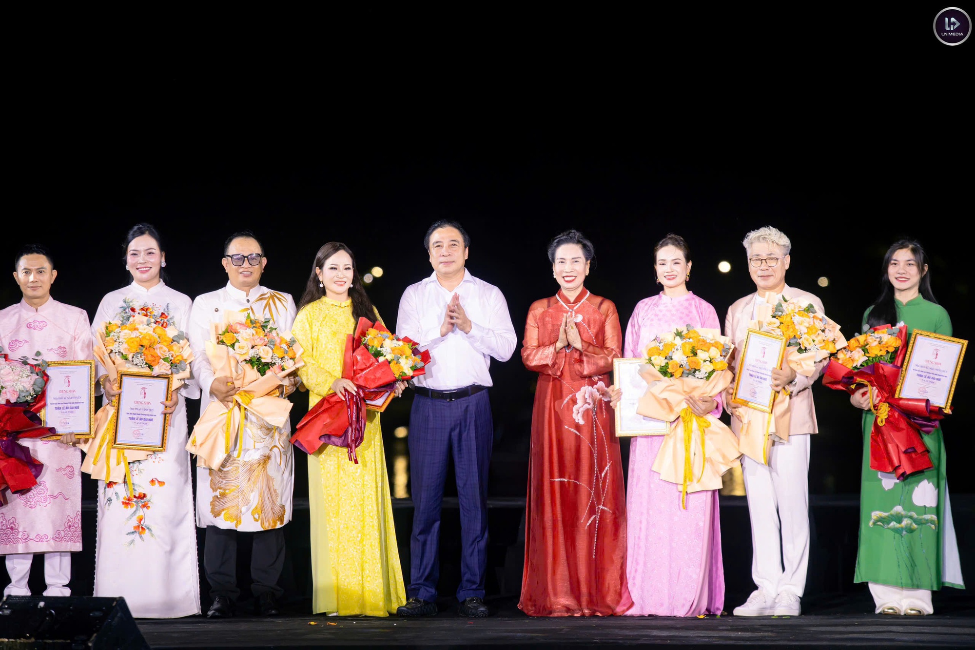 NTK Cao Thu Vân mang "Họa khúc di sản" đến Huế - Ảnh 1. NTK Cao Thu Vân mang "Họa khúc di sản" đến Huế - Ảnh 1.