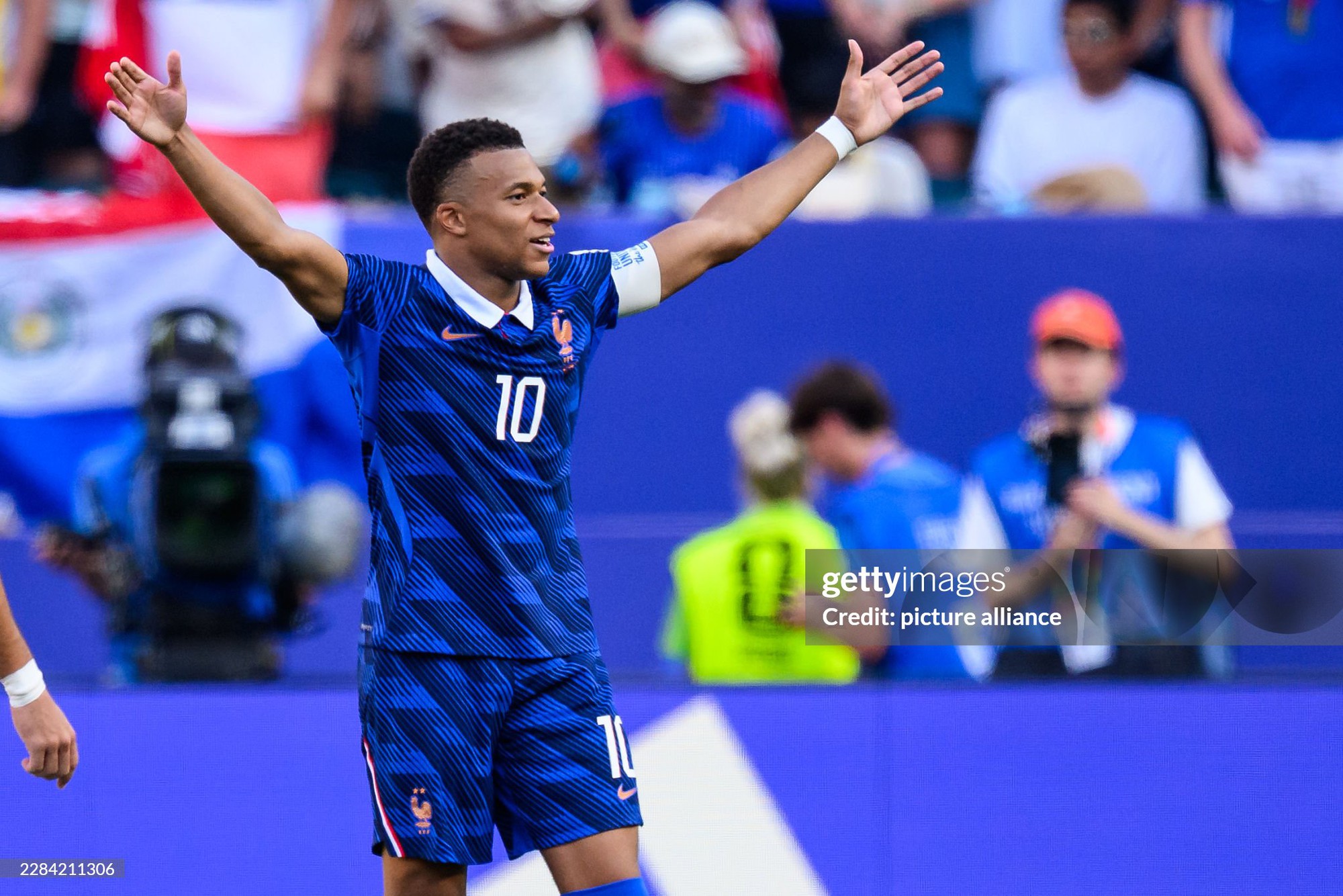 Messi, Ronaldo, Mbappe: Ba cuộc chiến với vị thần thời gian - Ảnh 4.