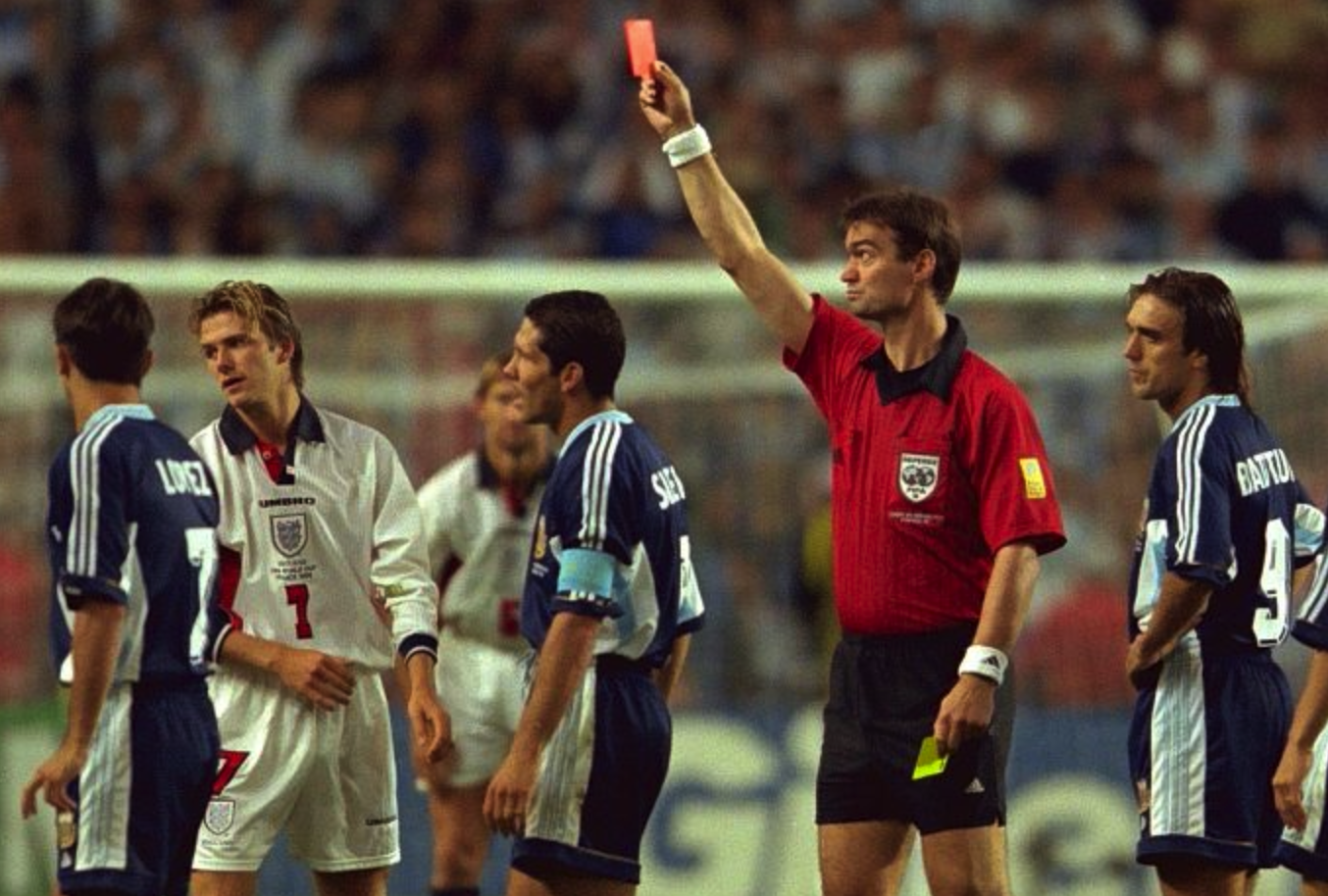Mbappe tinh quái bẫy cầu thủ Paraguay, tái hiện scandal lịch sử của David Beckham - Ảnh 1.