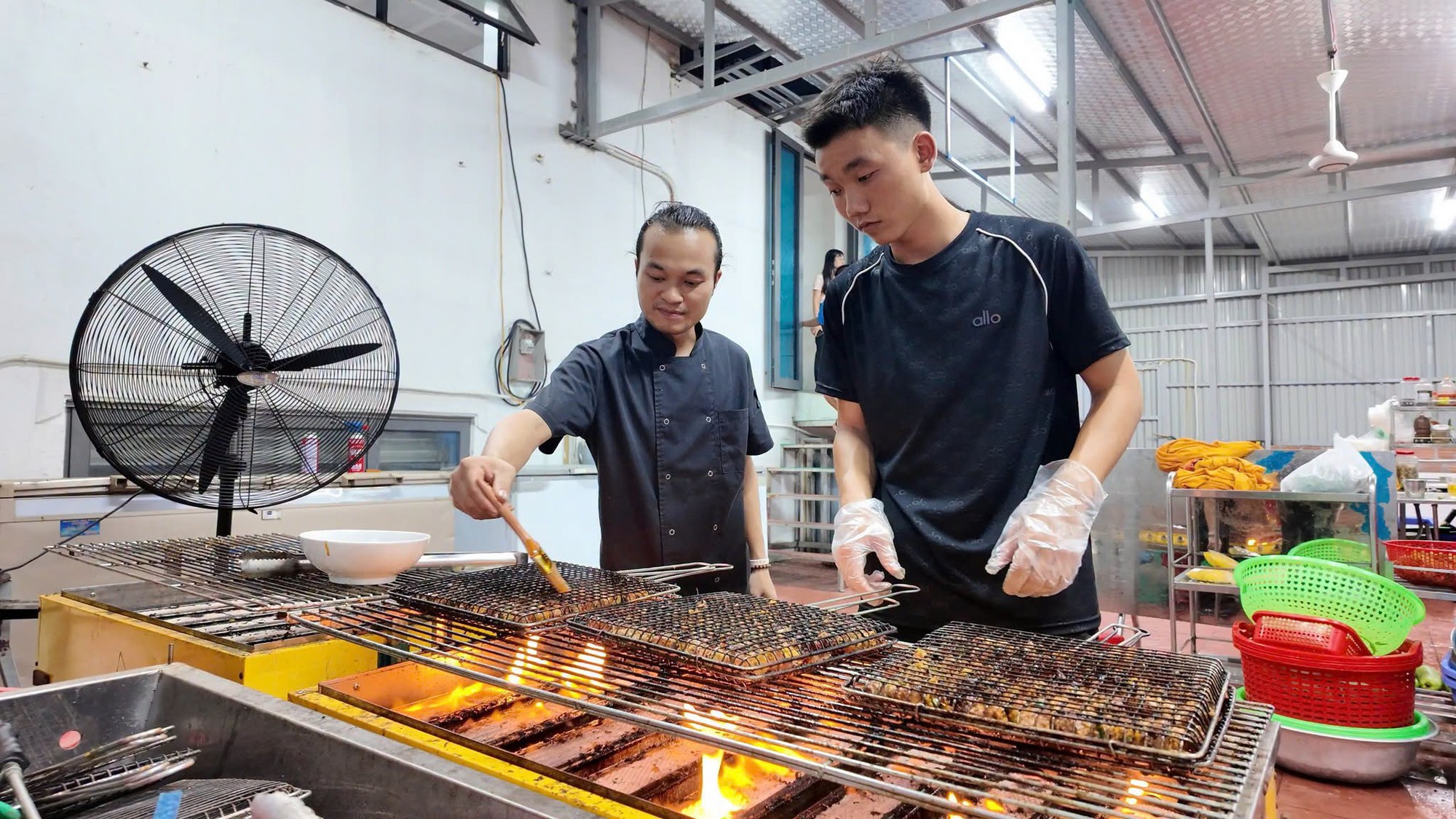 Chủ khách sạn ở Cô Tô đãi tiệc du khách mắc kẹt do bão số 1 - Ảnh 4. Chủ khách sạn ở Cô Tô đãi tiệc du khách mắc kẹt do bão số 1 - Ảnh 4.