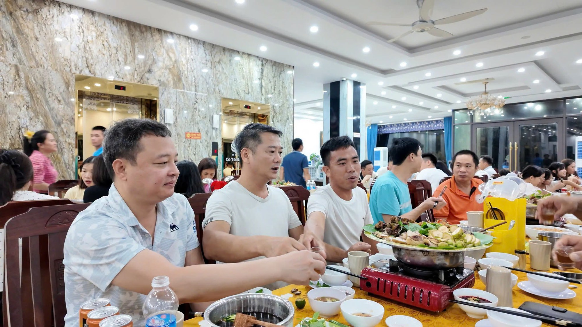 Chủ khách sạn ở Cô Tô đãi tiệc du khách mắc kẹt do bão số 1 - Ảnh 8. Chủ khách sạn ở Cô Tô đãi tiệc du khách mắc kẹt do bão số 1 - Ảnh 8.