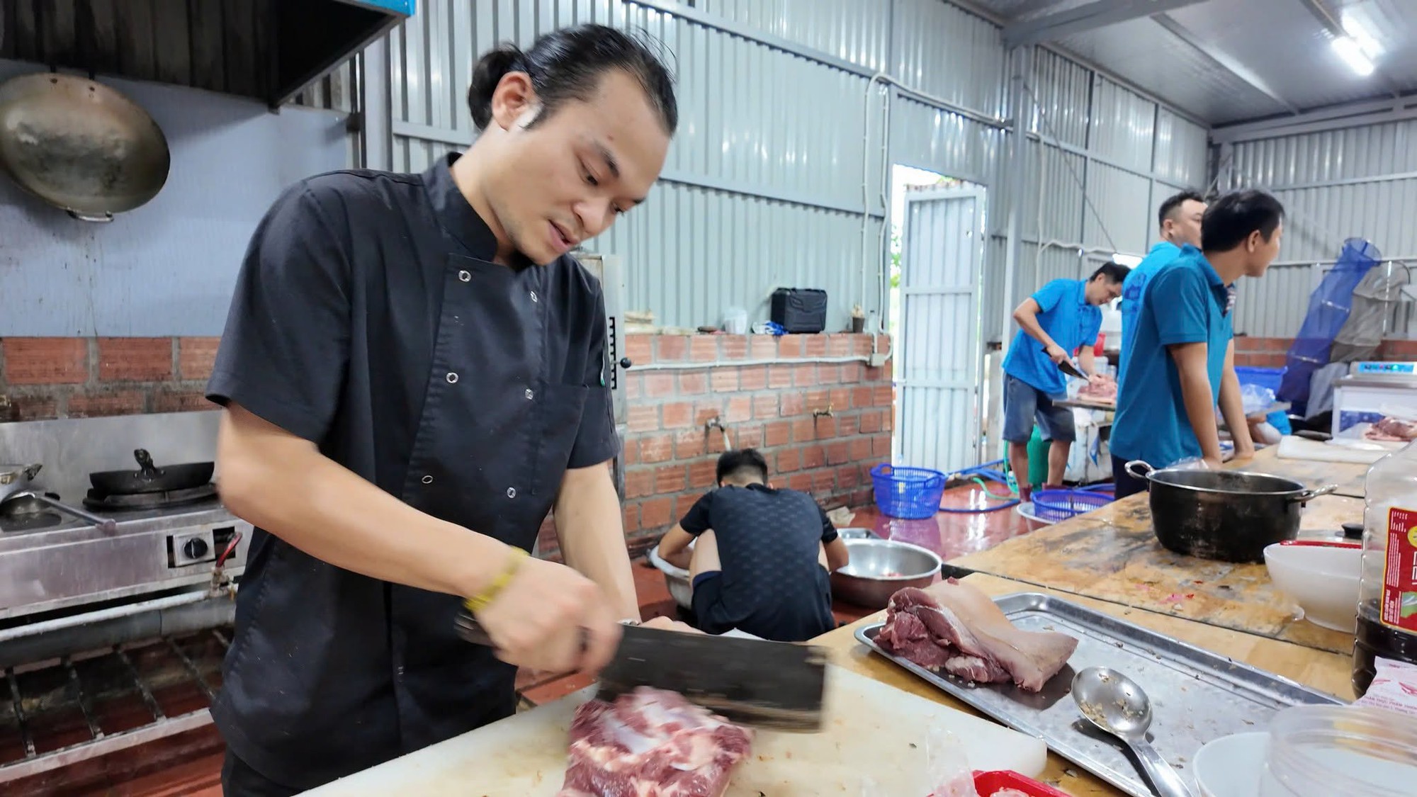 Chủ khách sạn ở Cô Tô đãi tiệc du khách mắc kẹt do bão số 1 - Ảnh 2. Chủ khách sạn ở Cô Tô đãi tiệc du khách mắc kẹt do bão số 1 - Ảnh 2.