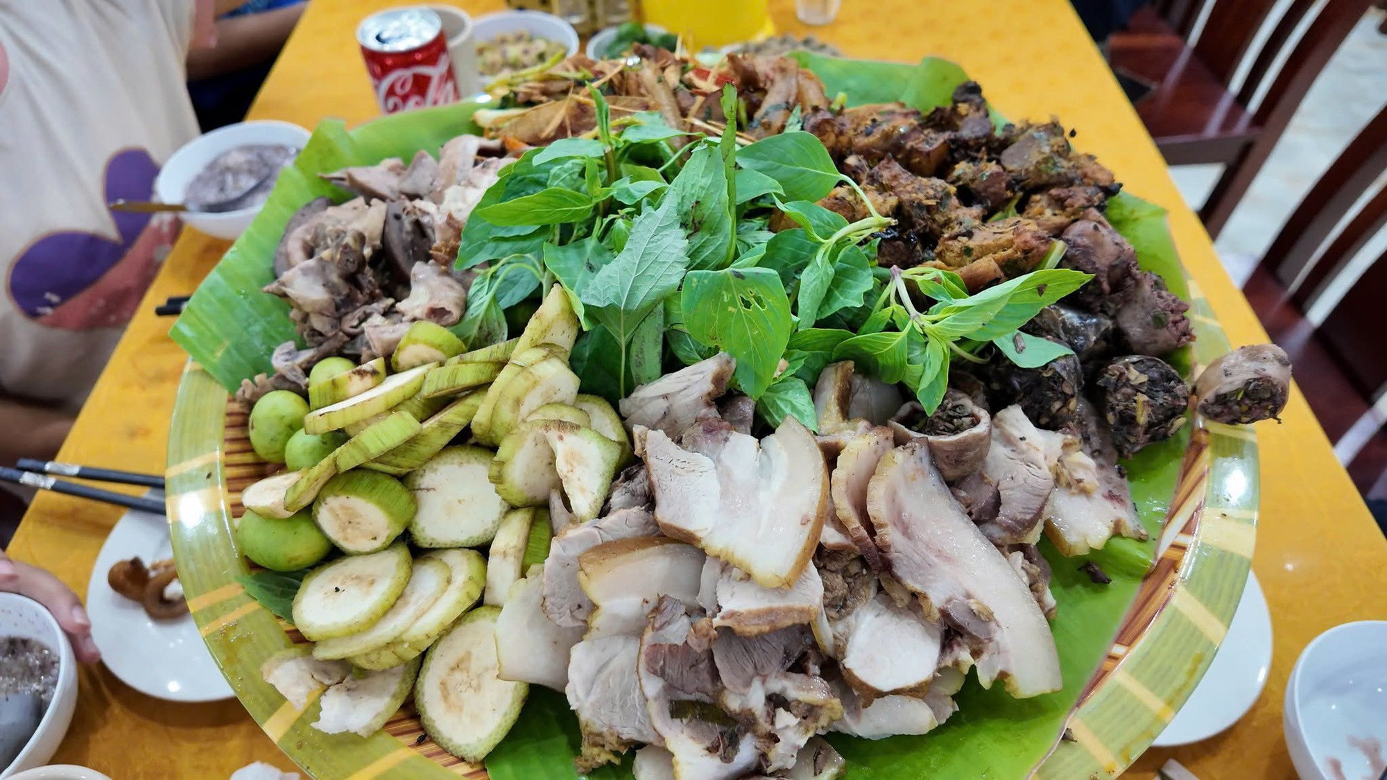 Chủ khách sạn ở Cô Tô đãi tiệc du khách mắc kẹt do bão số 1 - Ảnh 6. Chủ khách sạn ở Cô Tô đãi tiệc du khách mắc kẹt do bão số 1 - Ảnh 6.