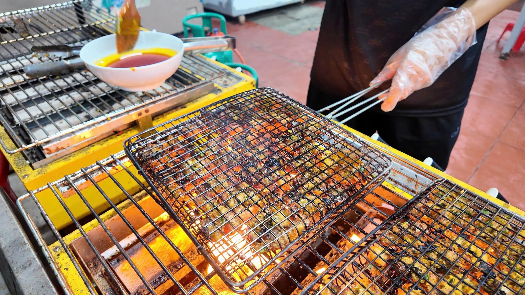 Chủ khách sạn ở Cô Tô đãi tiệc du khách mắc kẹt do bão số 1 - Ảnh 3. Chủ khách sạn ở Cô Tô đãi tiệc du khách mắc kẹt do bão số 1 - Ảnh 3.