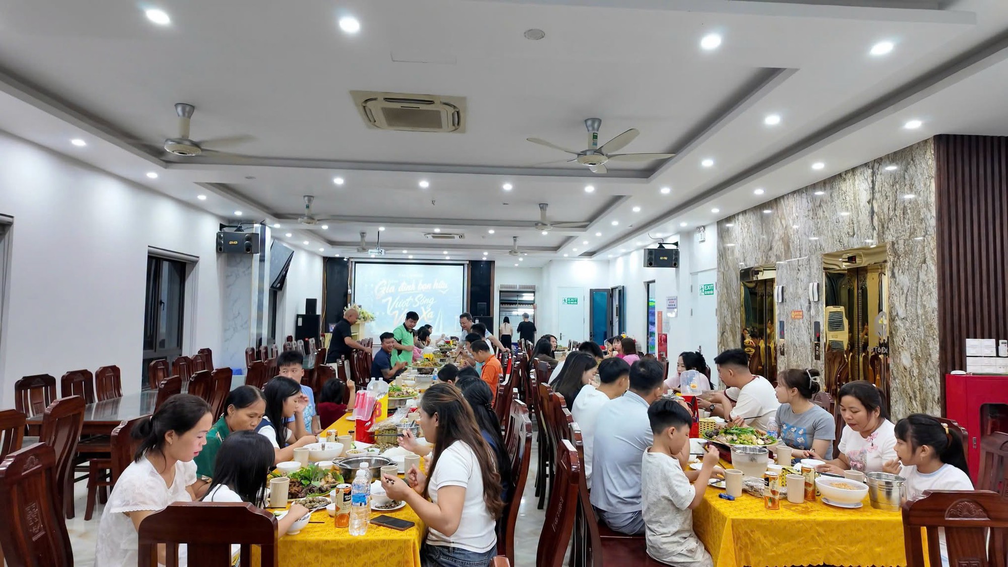 Chủ khách sạn ở Cô Tô đãi tiệc du khách mắc kẹt do bão số 1 - Ảnh 7. Chủ khách sạn ở Cô Tô đãi tiệc du khách mắc kẹt do bão số 1 - Ảnh 7.