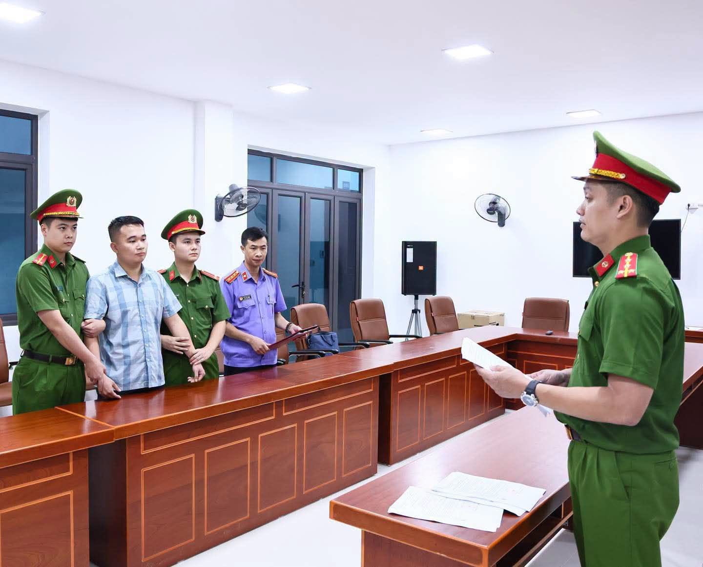 Nóng: Lệnh giữ khẩn cấp giáo viên Nguyễn Hà Duy trong vụ 147 điểm 10 môn Toán - Ảnh 1.