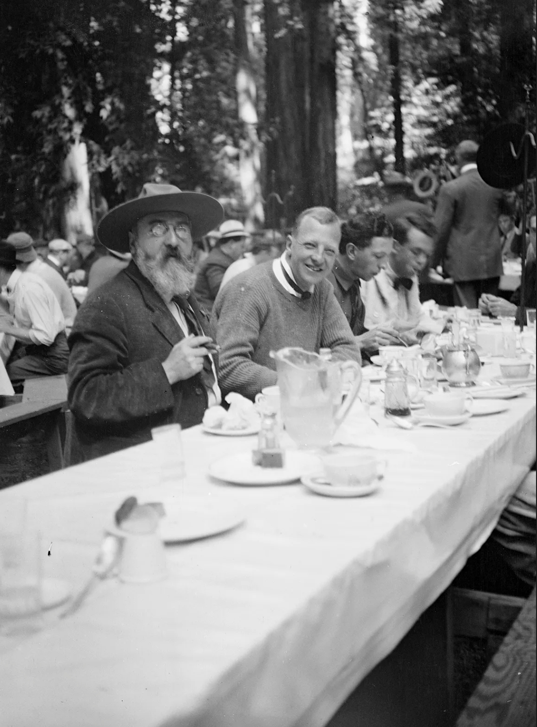 B&ecirc;n trong Bohemian Grove: Hội k&iacute;n 150 năm của giới tinh hoa Mỹ - Ảnh 7.