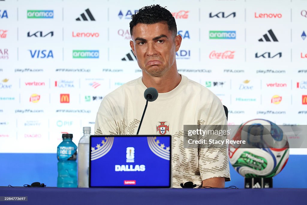 Ronaldo chỉ thẳng mặt phóng viên: "Đúng! Là anh đó! Tôi biết anh ghét tôi!" - Ảnh 1. Ronaldo chỉ thẳng mặt phóng viên: "Đúng! Là anh đó! Tôi biết anh ghét tôi!" - Ảnh 1.