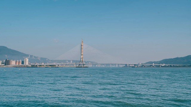 Phát hiện trụ bê tông cốt thép cao 200 m được dựng giữa cửa sông, thứ nó 'gánh' phía trên là công trình dài 914 m từng bị xem là không thể xây dựng - Ảnh 2.
