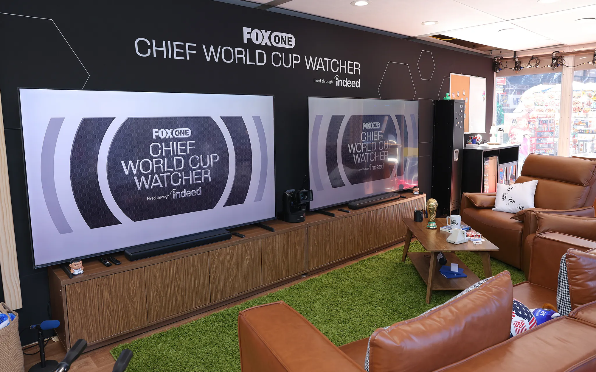 2 kh&aacute;n giả chuy&ecirc;n nghiệp xem World Cup 2026 v&agrave; nỗi khổ kh&oacute; n&oacute;i - Ảnh 2.