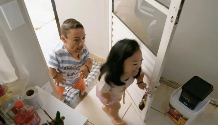 Chi&ecirc;m ngưỡng ng&ocirc;i nh&agrave; si&ecirc;u nhỏ của cặp vợ chồng l&ugrave;n nhất thế giới - Ảnh 1.
