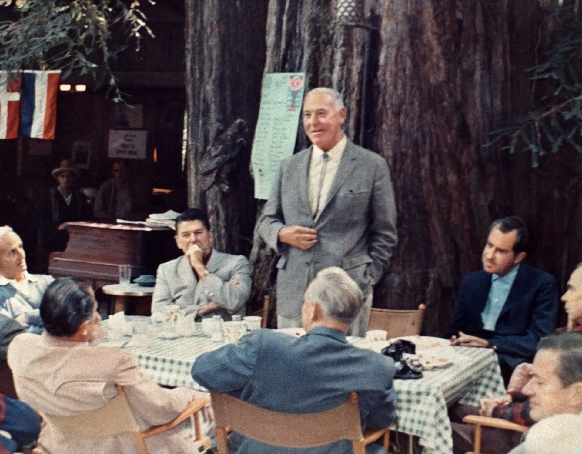 B&ecirc;n trong Bohemian Grove: Hội k&iacute;n 150 năm của giới tinh hoa Mỹ - Ảnh 6.
