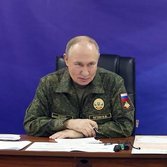 Biến động lớn ở Ukraine – Ông Putin tới sở chỉ huy, báo Anh nói NATO sẵn sàng đối đầu Nga "ngay đêm nay" - Ảnh 2.