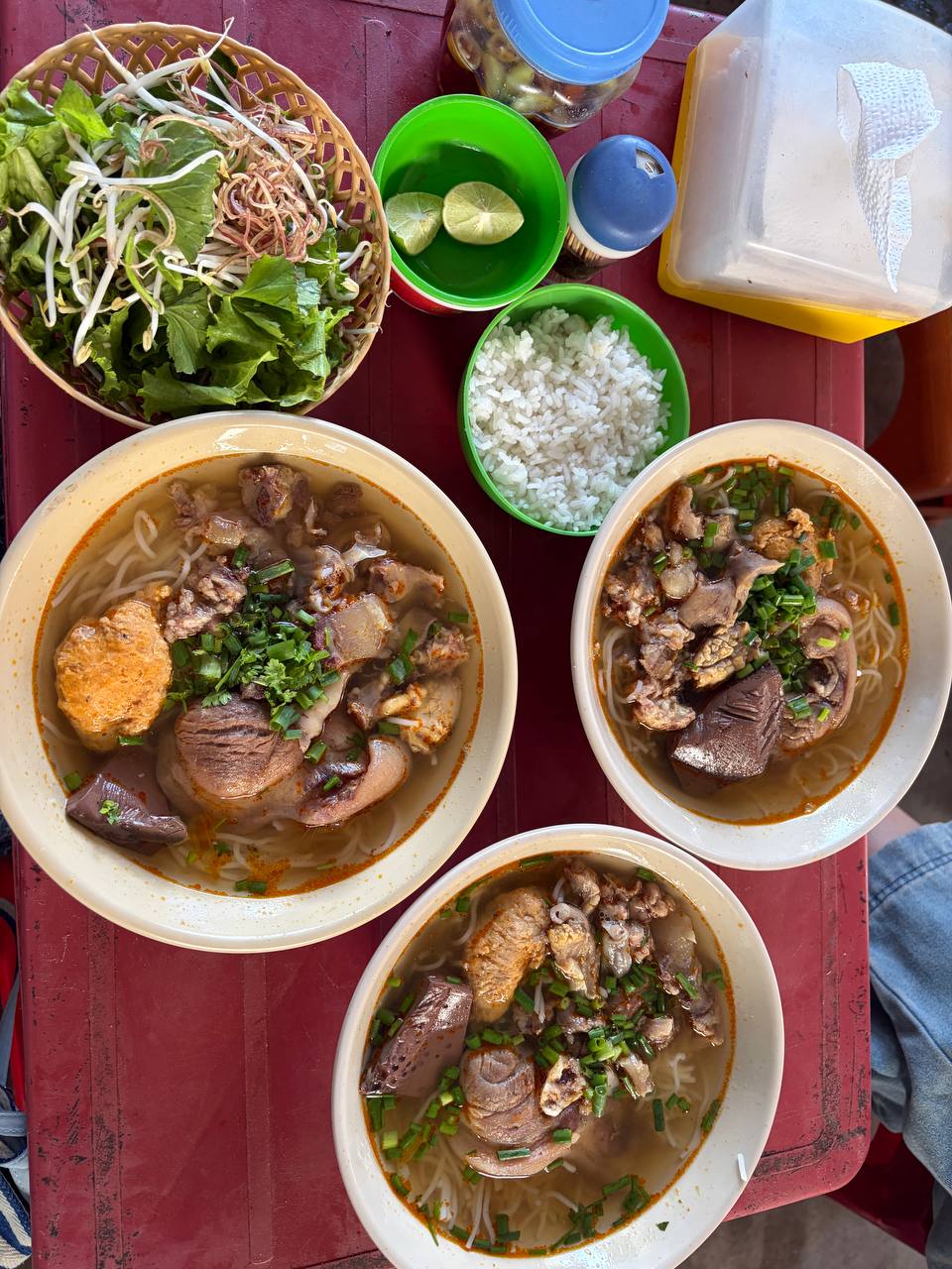 Khách Nga nếm thử ẩm thực Việt: Gần 20 loại bún, phở chưa đủ - Ảnh 10. Khách Nga nếm thử ẩm thực Việt: Gần 20 loại bún, phở chưa đủ - Ảnh 10.