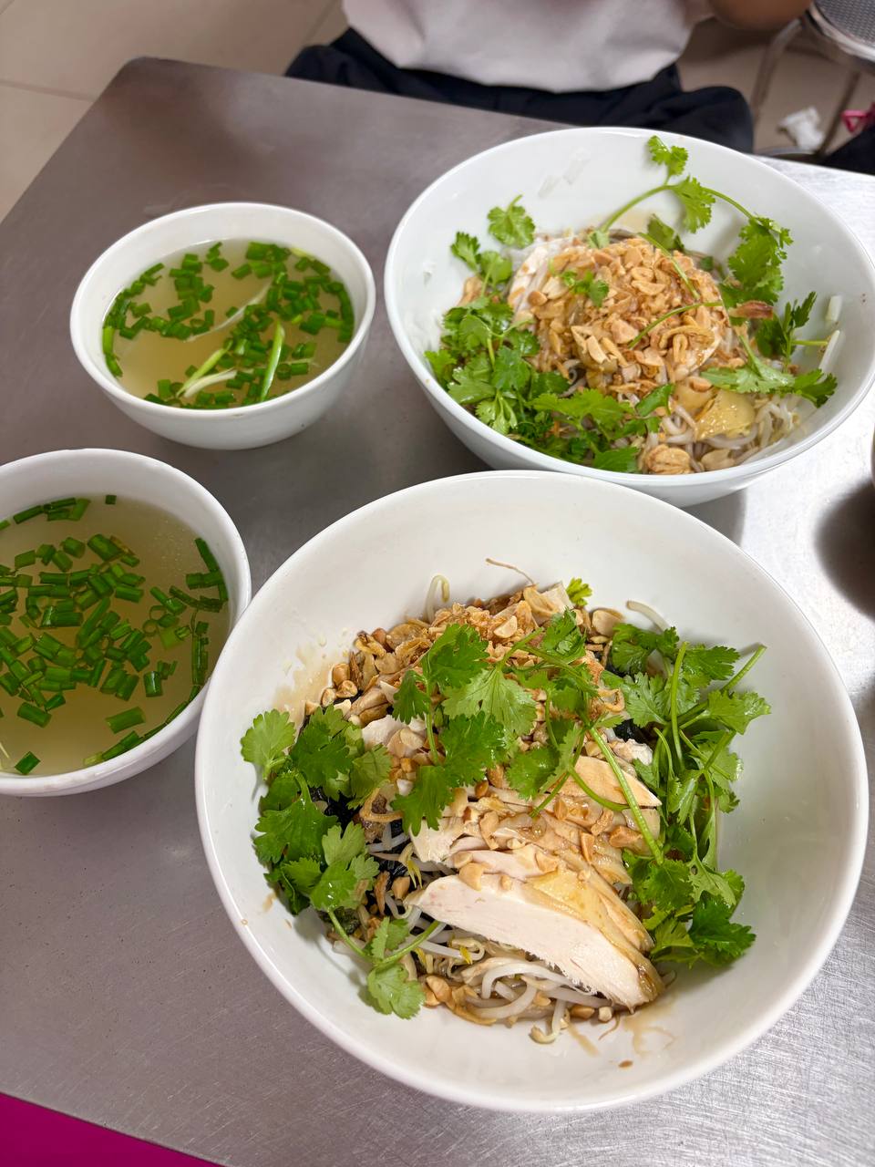Khách Nga nếm thử ẩm thực Việt: Gần 20 loại bún, phở chưa đủ - Ảnh 9. Khách Nga nếm thử ẩm thực Việt: Gần 20 loại bún, phở chưa đủ - Ảnh 9.