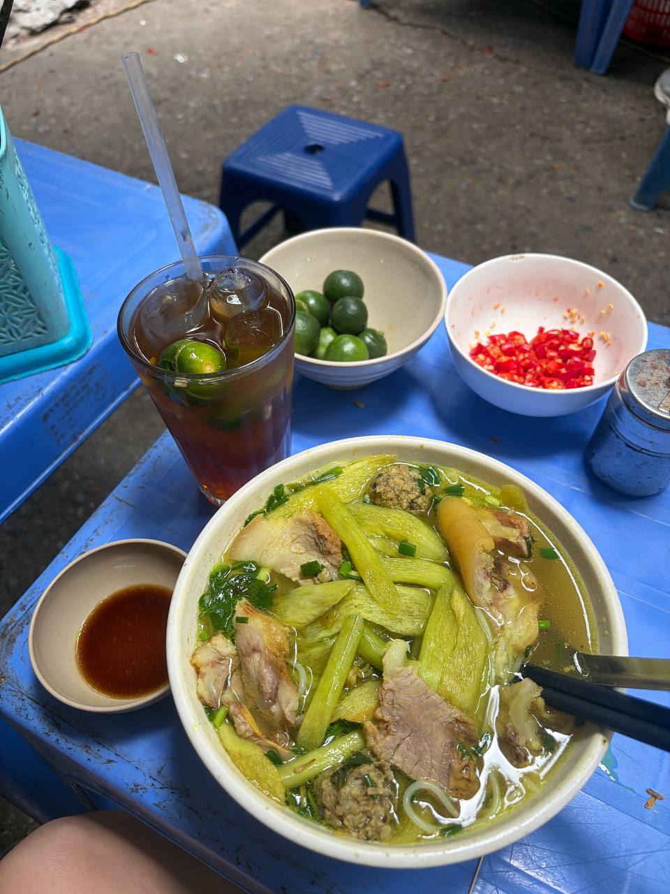 Khách Nga nếm thử ẩm thực Việt: Gần 20 loại bún, phở chưa đủ - Ảnh 7. Khách Nga nếm thử ẩm thực Việt: Gần 20 loại bún, phở chưa đủ - Ảnh 7.