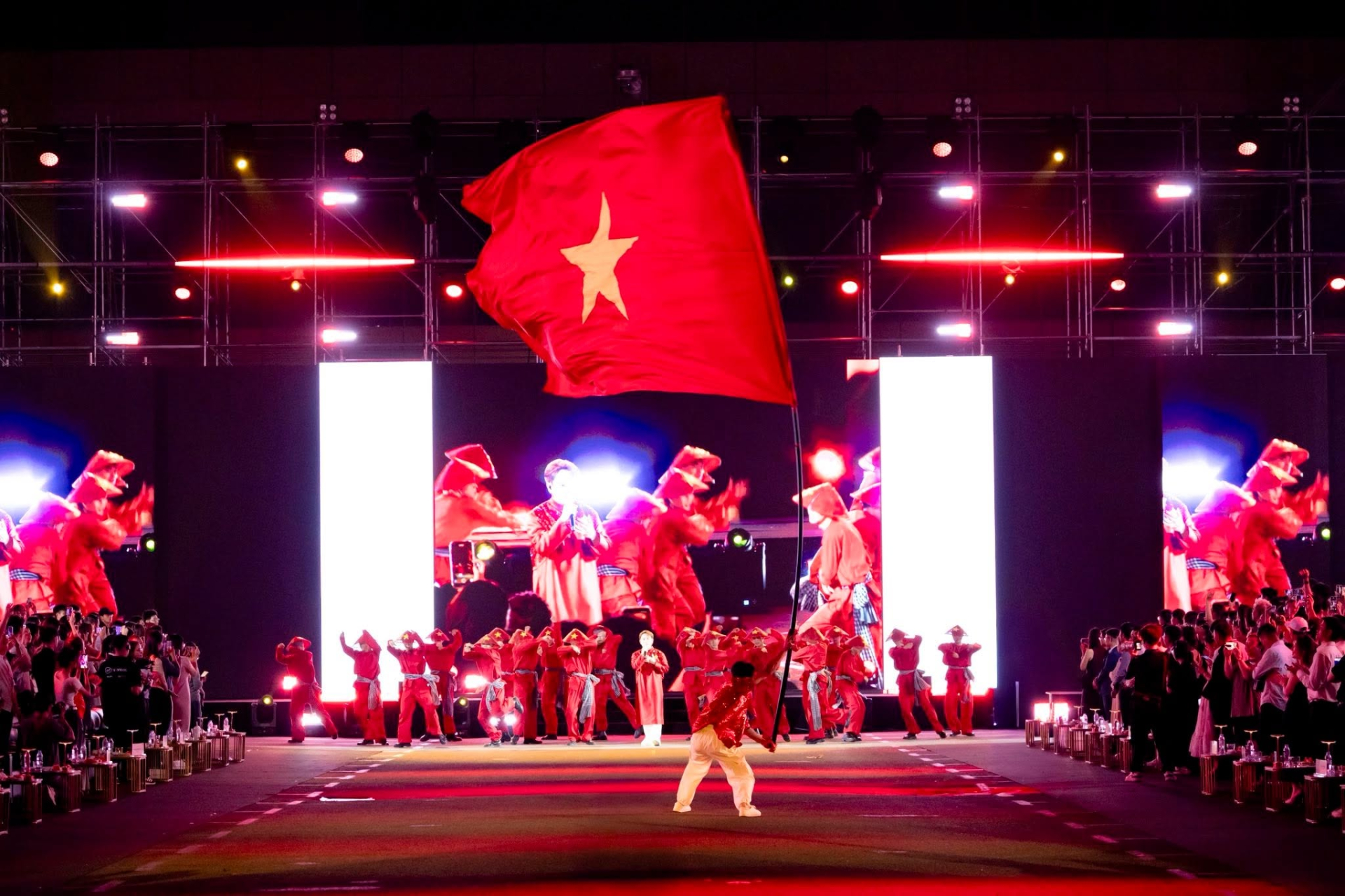 Thời đại AI: Đ&aacute;nh gi&aacute; đổi mới s&aacute;ng tạo trong c&ocirc;ng nghệ năm 2026 - Ảnh 2.