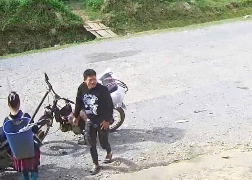 Bắt cóc trẻ em ở Sơn La: Kẻ lẩn trốn bị bắt giữ tại Lào Cai - Ảnh 3. Bắt cóc trẻ em ở Sơn La: Kẻ lẩn trốn bị bắt giữ tại Lào Cai - Ảnh 3.