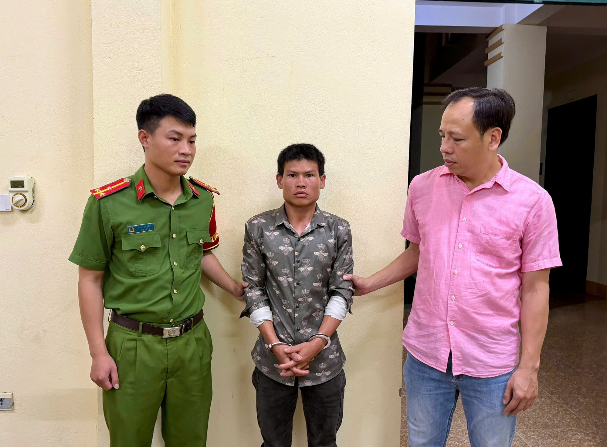 Bắt cóc trẻ em ở Sơn La: Kẻ lẩn trốn bị bắt giữ tại Lào Cai - Ảnh 1. Bắt cóc trẻ em ở Sơn La: Kẻ lẩn trốn bị bắt giữ tại Lào Cai - Ảnh 1.