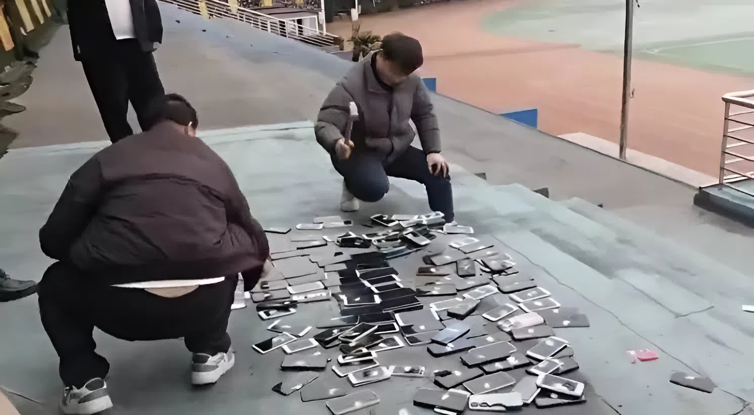 Đập n&aacute;t h&agrave;ng trăm chiếc điện thoại ngay s&acirc;n trường để răn đe học sinh, nh&agrave; trường lập tức bị "tu&yacute;t c&ograve;i"- Ảnh 2.