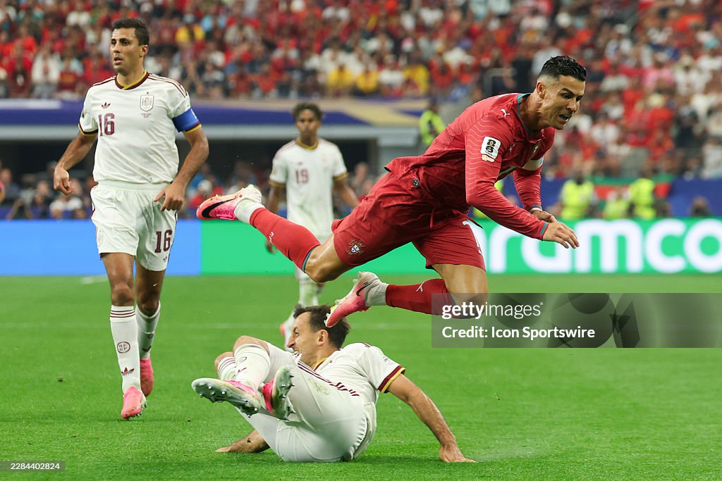 Nhận điểm số thấp gần nhất đội, Ronaldo &ldquo;tội nghiệp&rdquo; ra sao trong ng&agrave;y chia tay World Cup? - Ảnh 2.