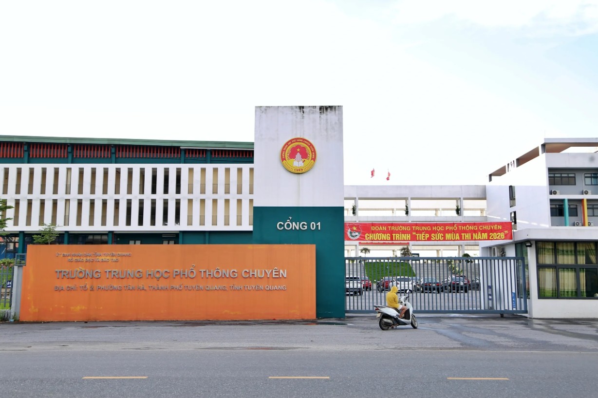 Th&ocirc;ng tin bất ngờ về gi&aacute;o vi&ecirc;n To&aacute;n Tuy&ecirc;n Quang bị giữ khẩn cấp trong vụ điểm thi cao - Ảnh 1.