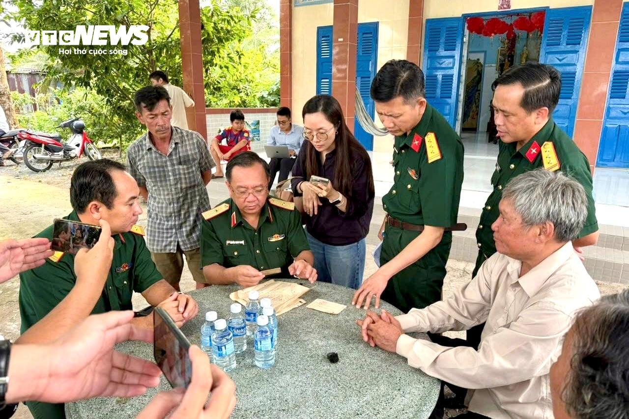 Thiếu tướng Nguyễn Thành Trung xác minh thân nhân liệt sĩ Huỳnh Văn Quên tại Tây Ninh - Ảnh 1.