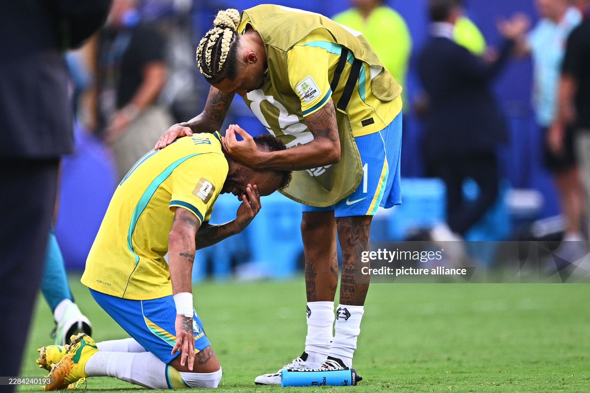 Neymar khóc nấc khi Brazil bị loại: Tạm biệt "vũ công samba" và giấc mơ World Cup mãi dở dang - Ảnh 3.