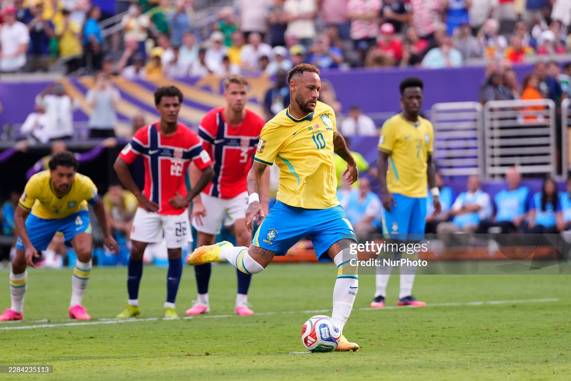 Neymar khóc nấc khi Brazil bị loại: Tạm biệt "vũ công samba" và giấc mơ World Cup mãi dở dang - Ảnh 4.