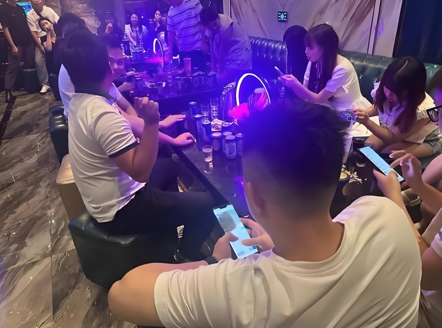 T&ocirc;i chưa kịp l&agrave;m c&ocirc; d&acirc;u đ&atilde; muốn hủy cưới, chỉ v&igrave; cảnh tượng ch&oacute;i mắt trong ph&ograve;ng karaoke ng&agrave;y anh đưa t&ocirc;i đi gặp bạn b&egrave;- Ảnh 1.