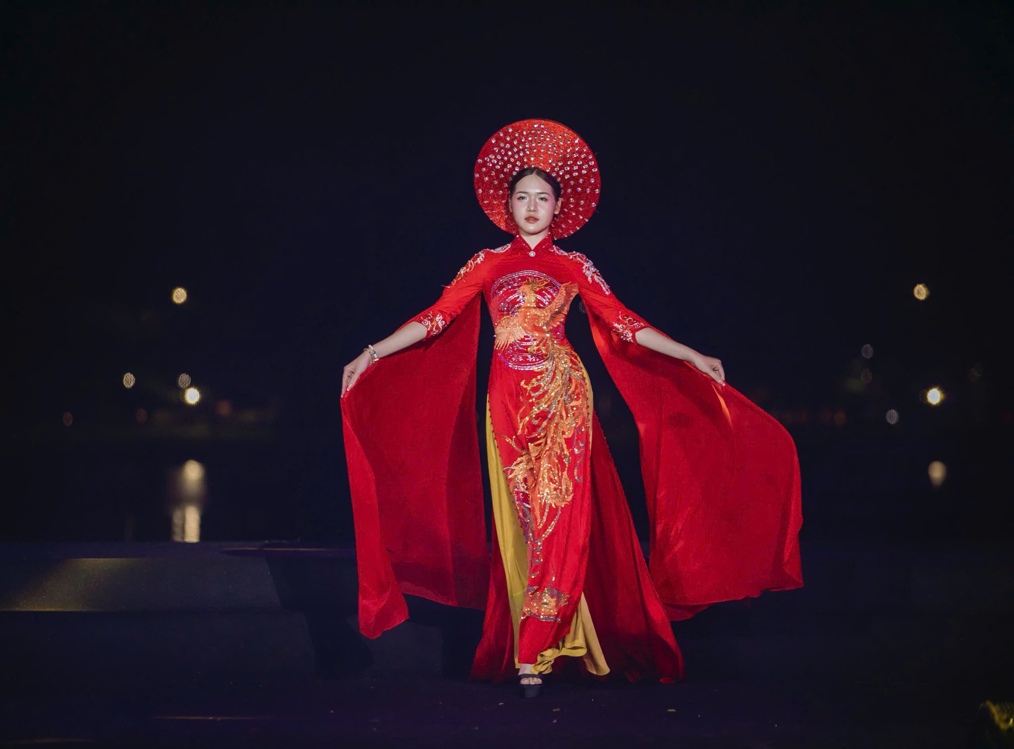 Mẫu nh&iacute; sinh năm 2010 Bảo H&acirc;n l&agrave;m vedette cho NTK Cao Thu V&acirc;n tại Huế - Ảnh 5.