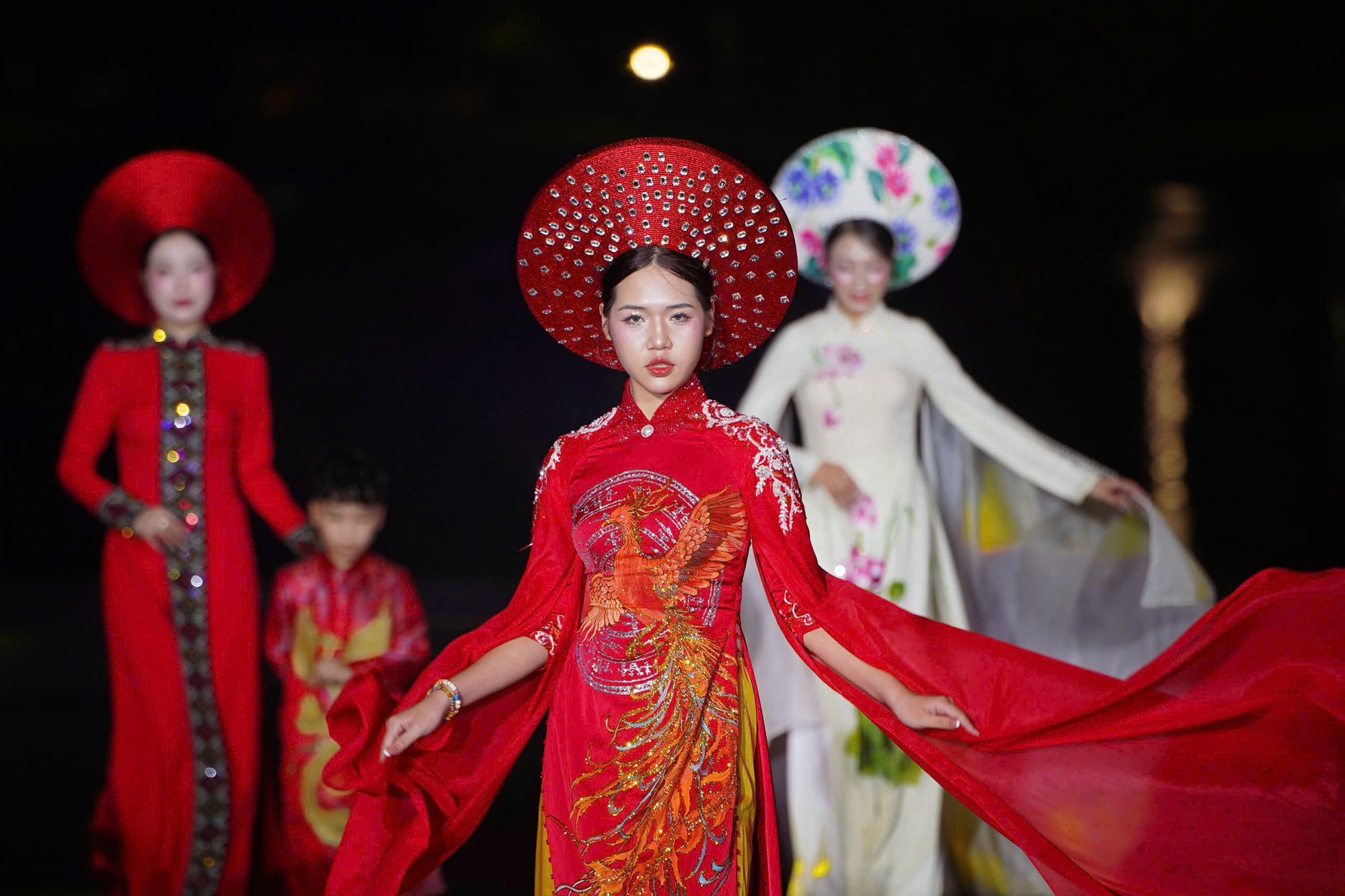 Mẫu nh&iacute; sinh năm 2010 Bảo H&acirc;n l&agrave;m vedette cho NTK Cao Thu V&acirc;n tại Huế - Ảnh 4.
