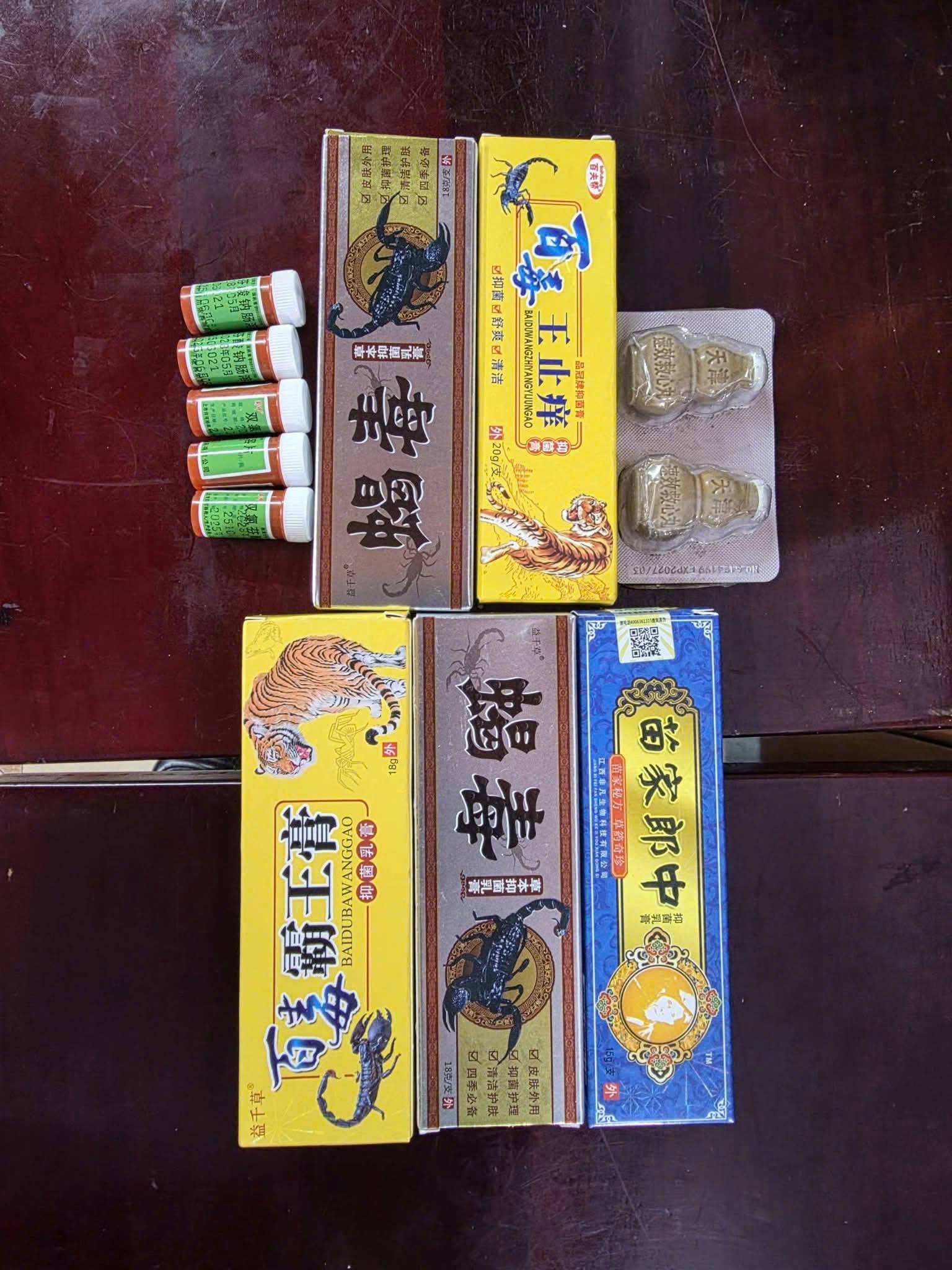 C&ocirc;ng an kiểm tra chợ phi&ecirc;n Phai Khắt , ph&aacute;t hiện h&agrave;ng h&oacute;a kh&ocirc;ng r&otilde; nguồn gốc - Ảnh 1.