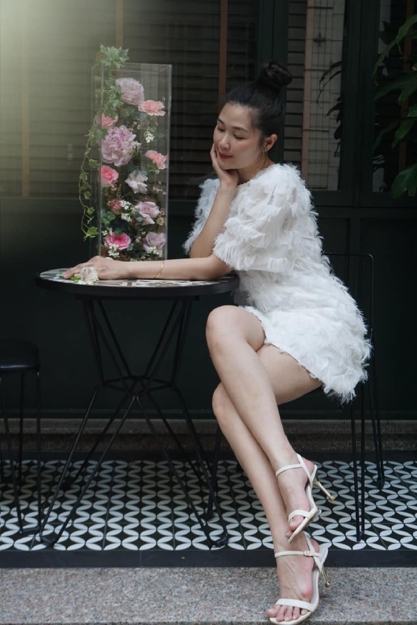Nữ diễn vi&ecirc;n rời Việt Nam ra nước ngo&agrave;i sau ly h&ocirc;n Huy Kh&aacute;nh: "Ng&agrave;y n&agrave;o 2 mẹ con cũng &ocirc;m nhau kh&oacute;c" - Ảnh 4.