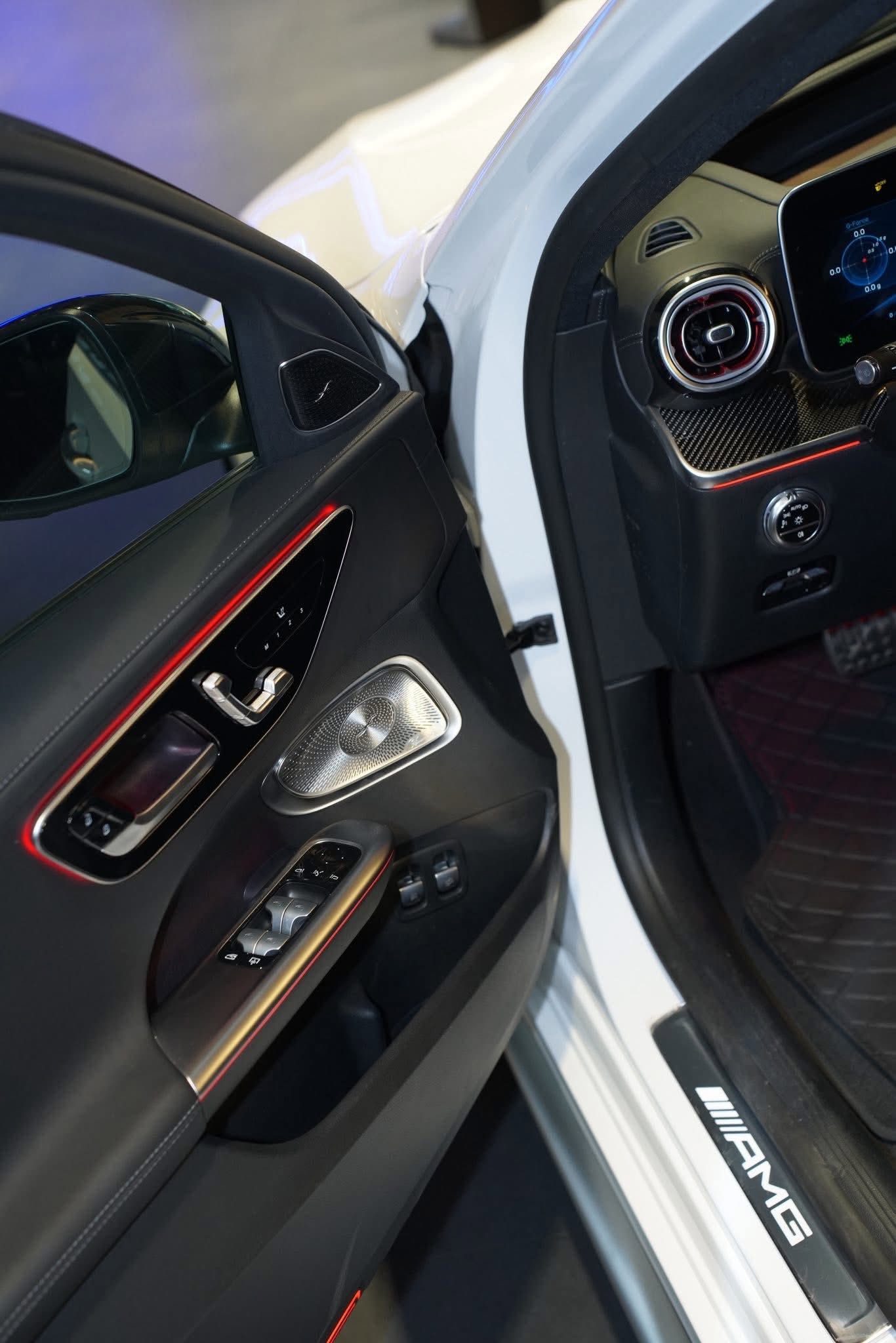 Hàng hiếm Mercedes-AMG C 63 mới 100% giảm cả tỷ đồng: Chỉ có 5 chiếc tại VN, khó 'đụng hàng' với C-Class trên đường, máy 2.0L mạnh gần 700 mã - Ảnh 8.