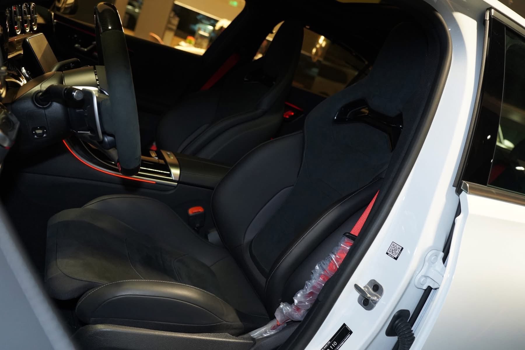 Hàng hiếm Mercedes-AMG C 63 mới 100% giảm cả tỷ đồng: Chỉ có 5 chiếc tại VN, khó 'đụng hàng' với C-Class trên đường, máy 2.0L mạnh gần 700 mã - Ảnh 9.