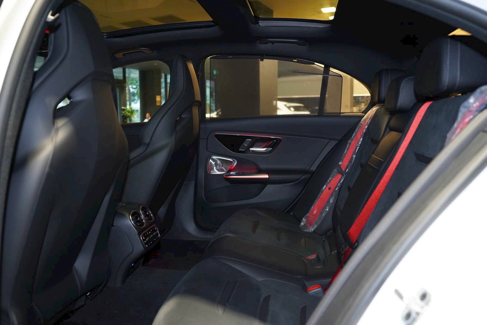 Hàng hiếm Mercedes-AMG C 63 mới 100% giảm cả tỷ đồng: Chỉ có 5 chiếc tại VN, khó 'đụng hàng' với C-Class trên đường, máy 2.0L mạnh gần 700 mã - Ảnh 10.