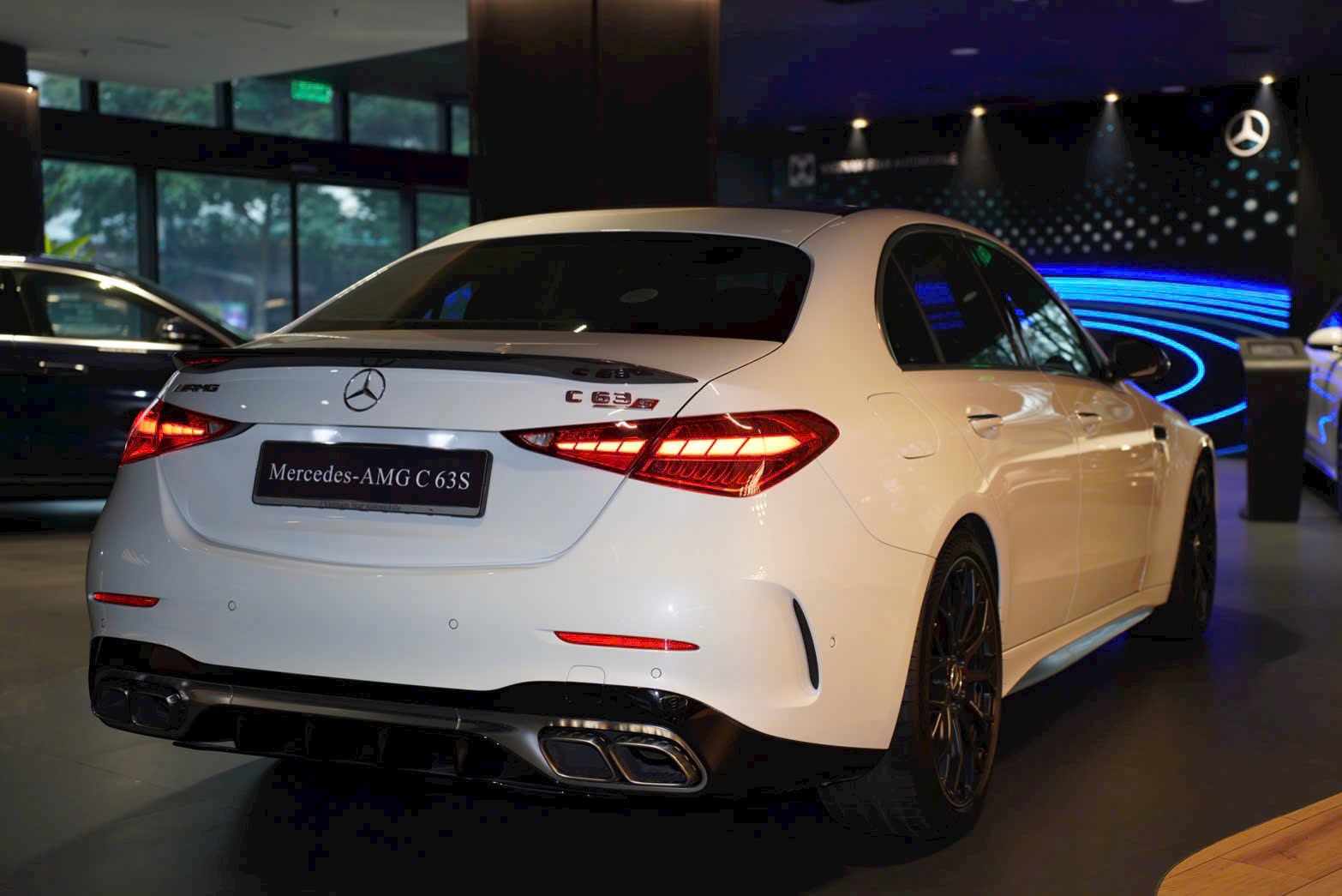 Hàng hiếm Mercedes-AMG C 63 mới 100% giảm cả tỷ đồng: Chỉ có 5 chiếc tại VN, khó 'đụng hàng' với C-Class trên đường, máy 2.0L mạnh gần 700 mã - Ảnh 4.