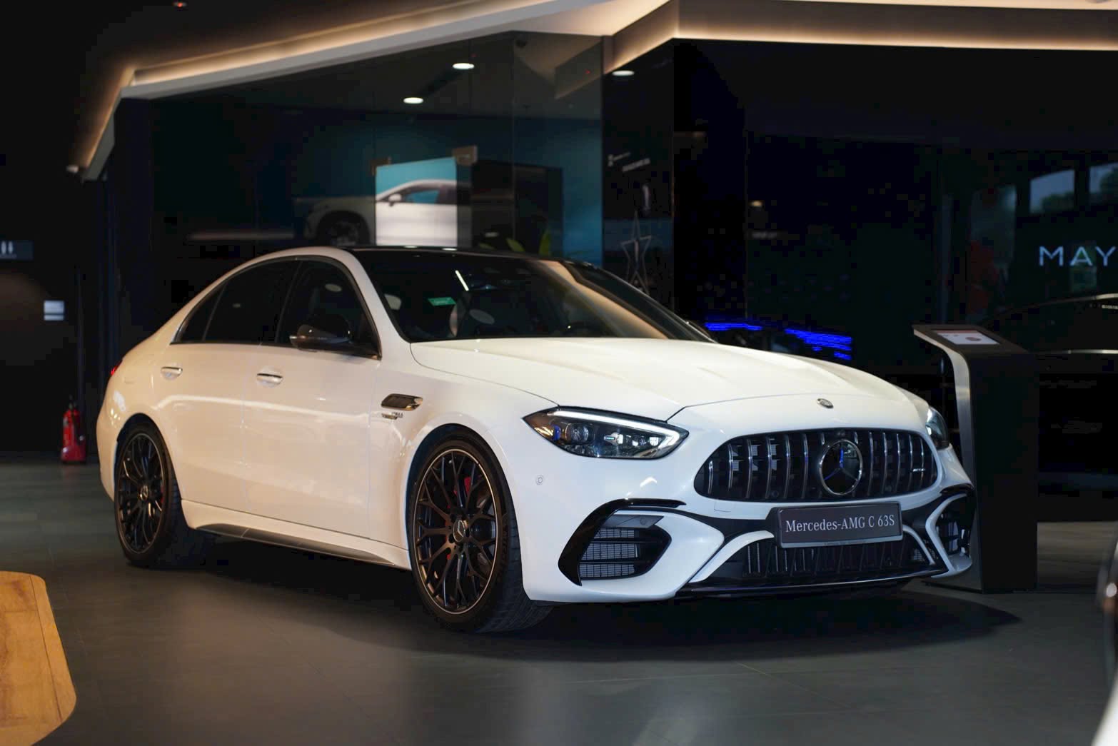 Hàng hiếm Mercedes-AMG C 63 mới 100% giảm cả tỷ đồng: Chỉ có 5 chiếc tại VN, khó 'đụng hàng' với C-Class trên đường, máy 2.0L mạnh gần 700 mã - Ảnh 1.