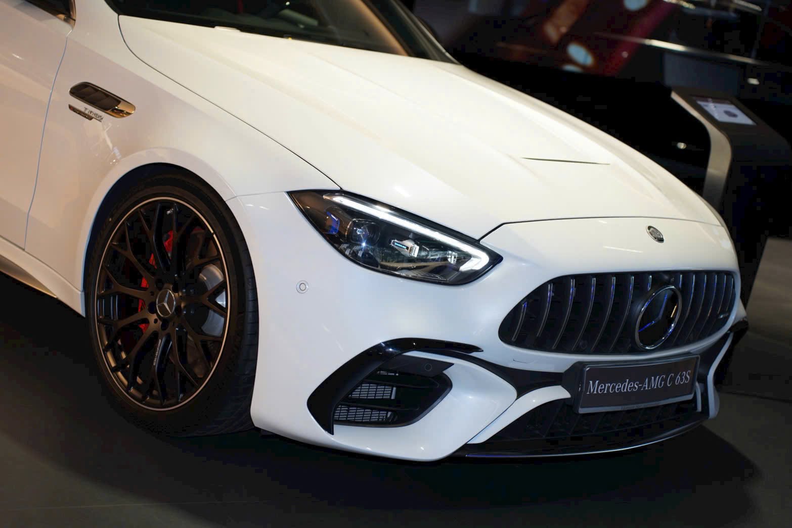 Hàng hiếm Mercedes-AMG C 63 mới 100% giảm cả tỷ đồng: Chỉ có 5 chiếc tại VN, khó 'đụng hàng' với C-Class trên đường, máy 2.0L mạnh gần 700 mã - Ảnh 3.