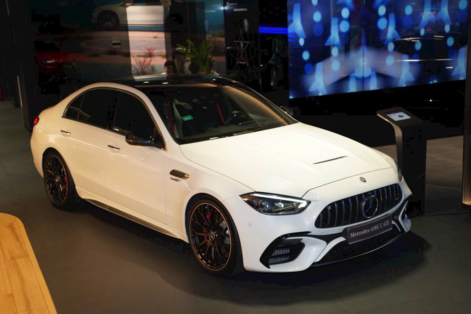 Hàng hiếm Mercedes-AMG C 63 mới 100% giảm cả tỷ đồng: Chỉ có 5 chiếc tại VN, khó 'đụng hàng' với C-Class trên đường, máy 2.0L mạnh gần 700 mã - Ảnh 2.