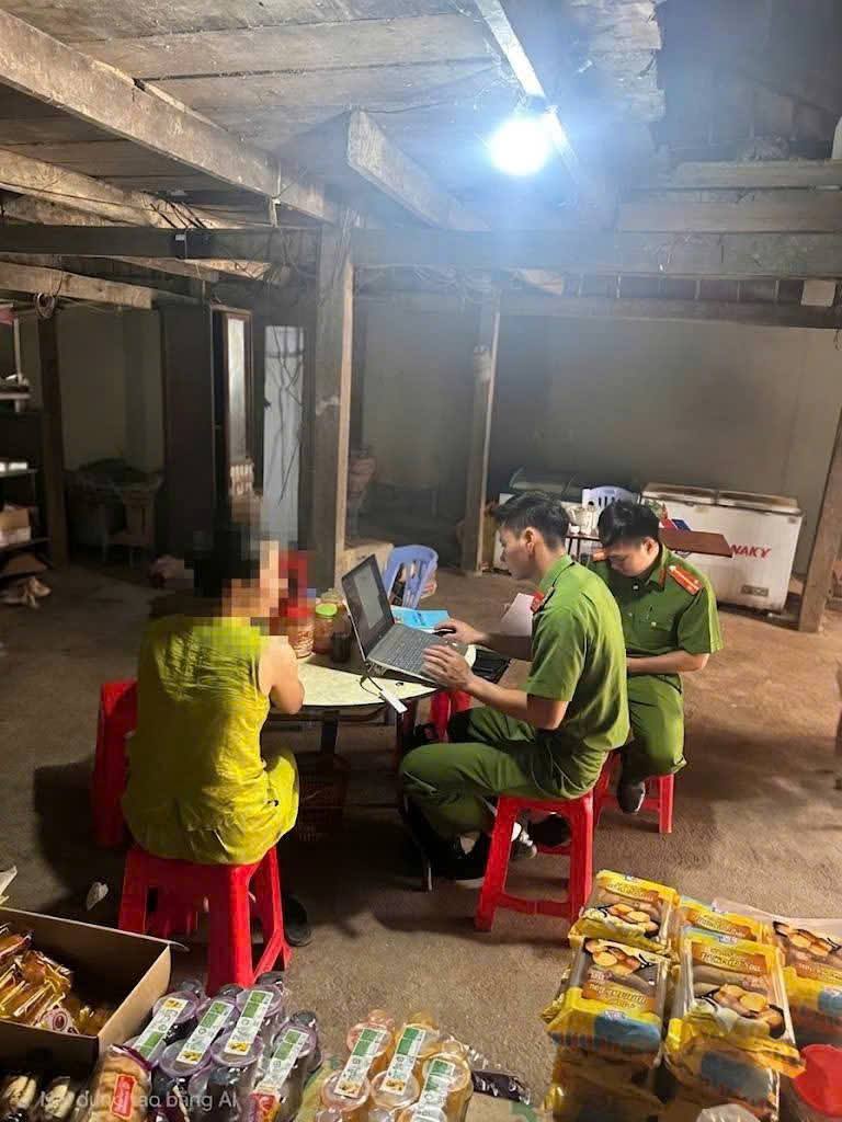 C&ocirc;ng an kiểm tra chợ phi&ecirc;n Phai Khắt , ph&aacute;t hiện h&agrave;ng h&oacute;a kh&ocirc;ng r&otilde; nguồn gốc - Ảnh 2.