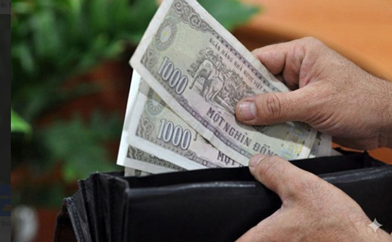 Nh&igrave;n chồng mở v&iacute;, m&oacute;c sạch cả tiền lẻ cho em trai m&agrave; t&ocirc;i "cạn lời", cay c&uacute; hơn cả l&agrave; h&agrave;nh động của em sau khi nhận tiền - Ảnh 1.