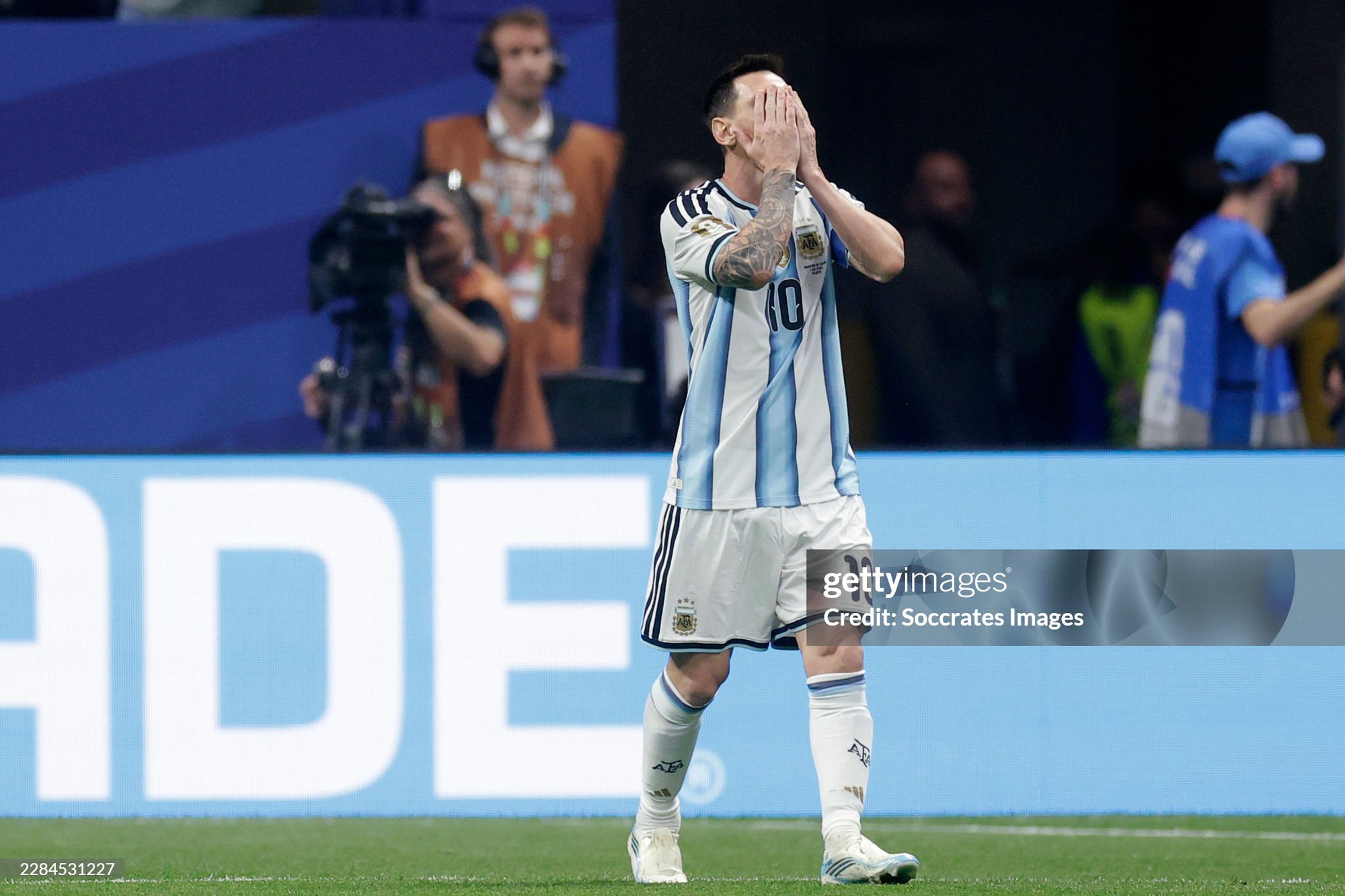 Messi hỏng penalty nhưng vẫn lập siêu kỷ lục, Argentina ngược dòng kinh điển để vào tứ kết World Cup - Ảnh 3. Messi hỏng penalty nhưng vẫn lập siêu kỷ lục, Argentina ngược dòng kinh điển để vào tứ kết World Cup - Ảnh 3.