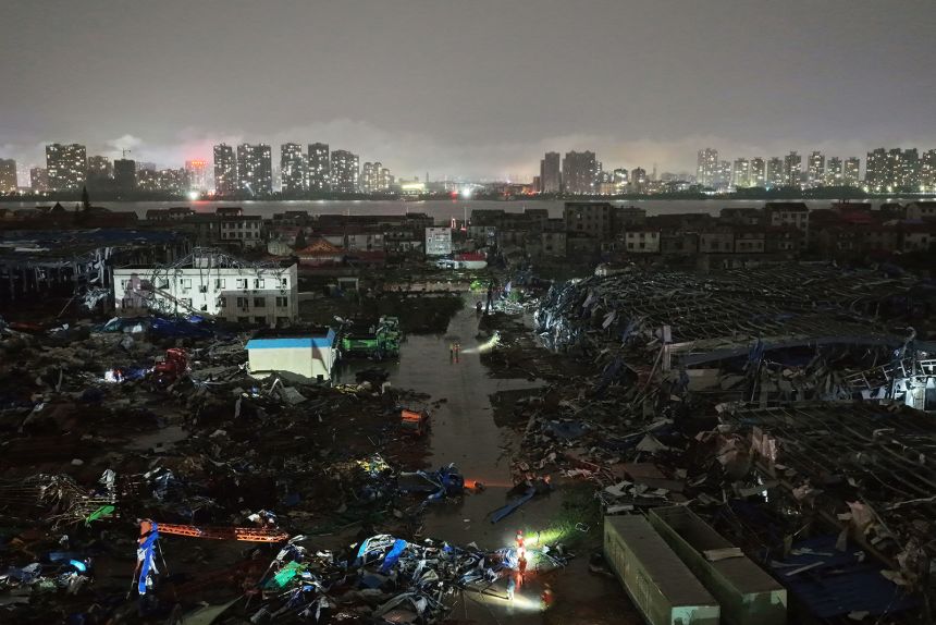 Người đ&agrave;n &ocirc;ng bị cuốn văng khỏi căn hộ tầng 12 trong trận lốc xo&aacute;y 260 km/h ở Trung Quốc- Ảnh 1.