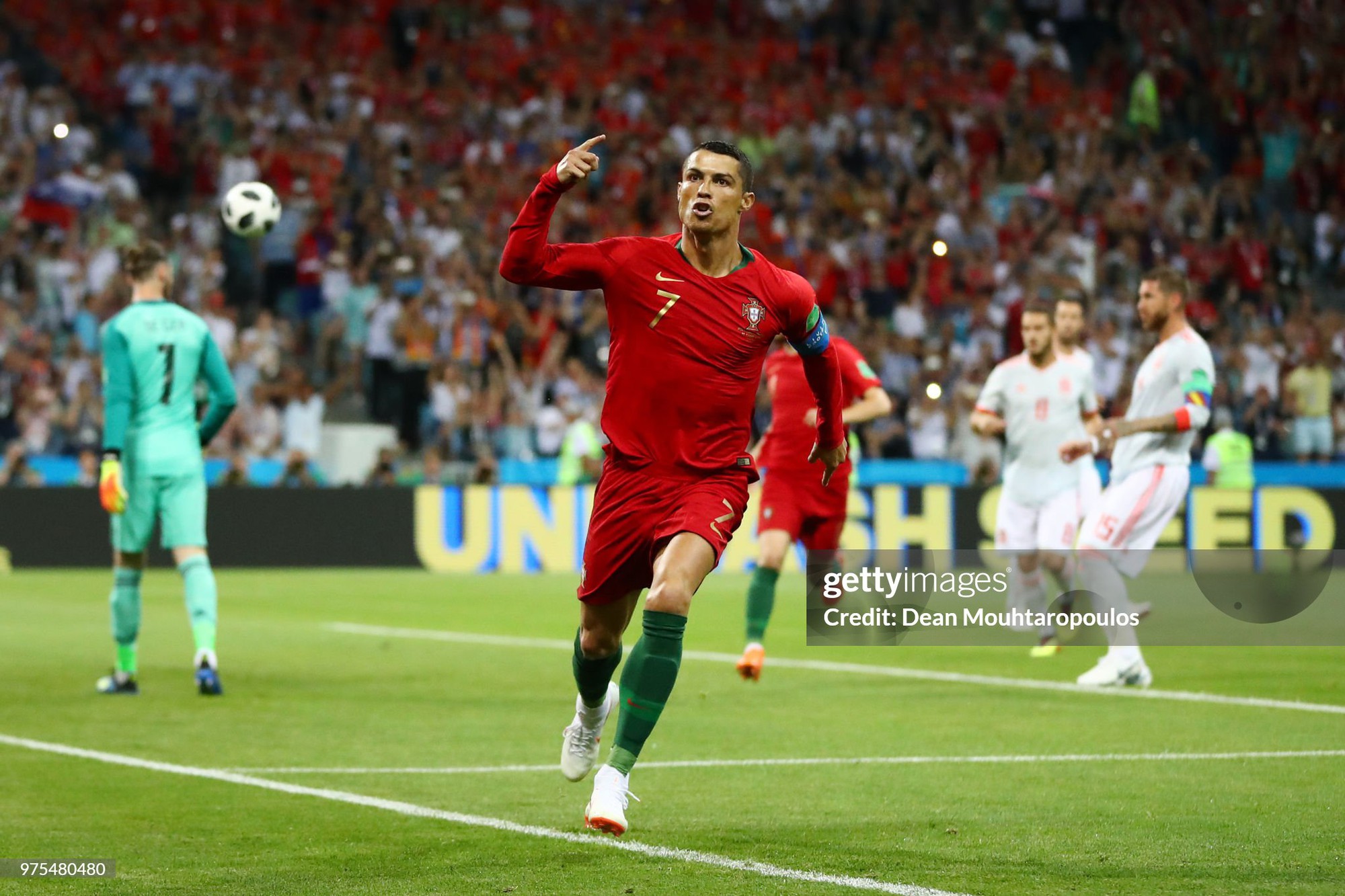 Sự thật sau siêu kỷ lục World Cup của Ronaldo: “Mãnh hổ” ở vòng bảng, kém duyên tại vòng loại trực tiếp - Ảnh 2. Sự thật sau siêu kỷ lục World Cup của Ronaldo: “Mãnh hổ” ở vòng bảng, kém duyên tại vòng loại trực tiếp - Ảnh 2.